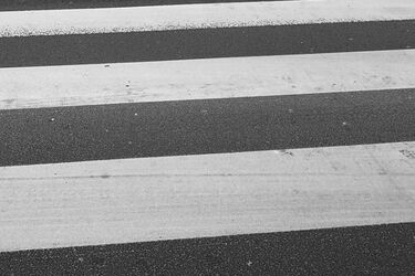 Potrącenie na przejściu dla pieszych. Dwie osoby trafiły do szpitala