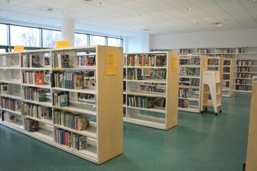 Upominki dla czytelników. Można dostać kubki, zakładki i torby