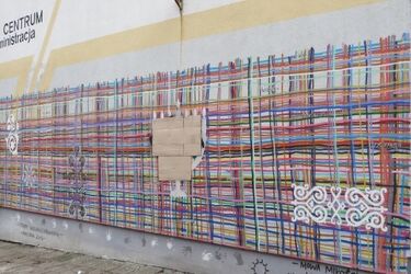 Zniszczony mural. Ktoś namalował na nim swastykę