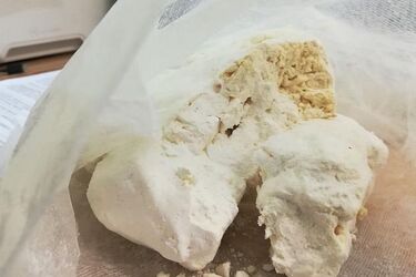 Amfetamina, spora gotówka, a nawet broń palna. Wszystko to w białostockim mieszkaniu