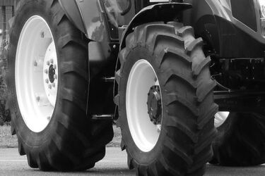 Mężczyzna uciekał przed policją kradzionym ciągnikiem