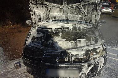 Fiat i kłęby dymu spod pokrywy silnika. Policjanci ratowali starszego mężczyznę