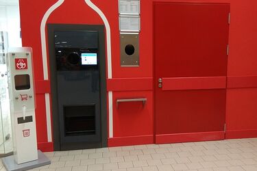 Przed zakupami można zdezynfekować wózek. Ciekawy pomysł sieci marketów