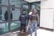 Młodzi mężczyźni pobili taksówkarza. To jednak im nie wystarczyło