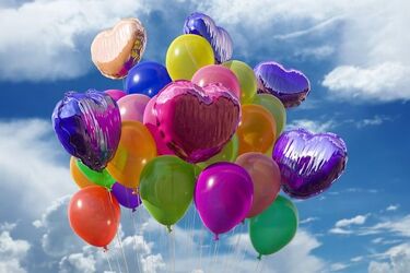 Setki z balonów z helem  i rozgrzewająca czekolada. Happening przed UDSK