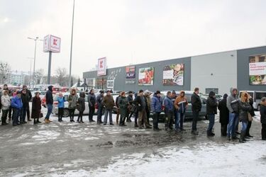 Park Handlowy "Przy Dworcu" otwarty. Niektórzy czekali już od rana [ZDJĘCIA]