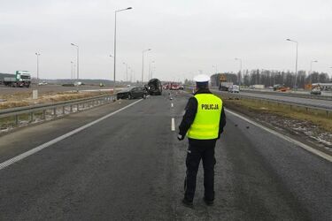 Śmiertelny wypadek na drodze do Warszawy. Ofiary stały nieprawidłowo na prawym pasie ruchu