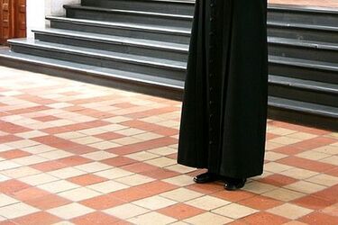 Ksiądz oskarżony o gwałt na nieletniej przebywa w klasztorze. Przyznał się tylko częściowo
