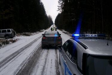 Auto potrąciło mężczyznę na środku drogi. Trafił do szpitala