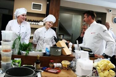 "Nie ma lepszej promocji regionu niż kuchnia i słowo" - Karol Okrasa w Białymstoku