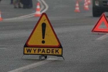 Auto dachowało i wpadło do rowu. 2 osoby są ranne