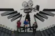 To orzeł! To kamera! Niezwykły mural z taśmy klejącej [WIDEO]