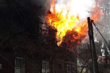 Pożar pustostanu. Spalił się drewniany dom [ZDJĘCIA]