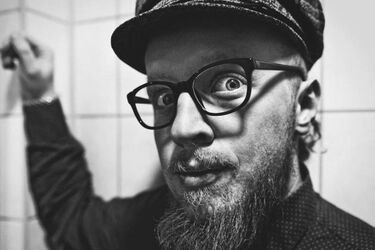 Żarty bez brody, czyli stand-up w Harym