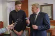 Taras Romanczuk odebrał polski dowód osobisty. Przyjął go z rąk Tadeusza Truskolaskiego