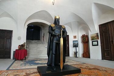 Stalowy rycerz w koronie - rzeźba trafiła na pałacowe salony