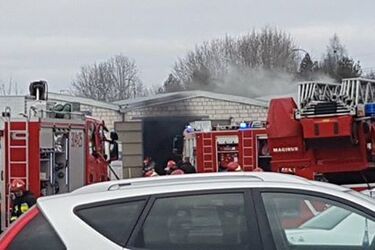 Płonęła hala na Białostoczku. W środku był śmigłowiec [ZDJĘCIA]