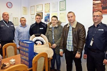 Asystowali przy jej porodzie. Maleńka Wiktoria odwiedziła policjantów