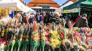 "Palmy schodzą najlepiej". Wielkanocny Jarmark na Rynku Kościuszki [ZDJĘCIA]