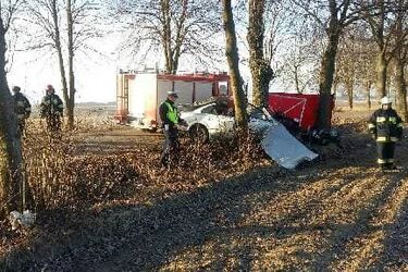 Passat uderzył w drzewo. Kierowca zginął na miejscu