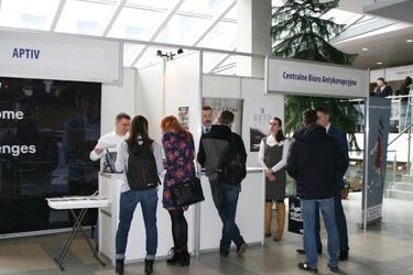 Policjanci, agenci, programiści, inżynierowie - mnóstwo ofert. Kogo szukają pracodawcy?