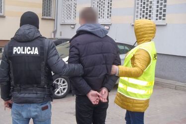 Nowe Miasto. Mężczyźni próbowali włamać się do bankomatu