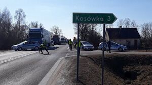 Wypadek z udziałem 3 pojazdów. Droga jest zablokowana [ZDJĘCIA]