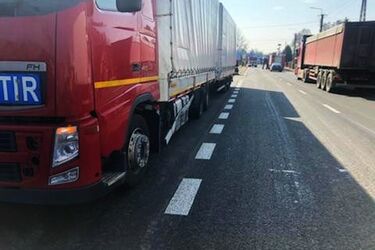 2 osoby w szpitalu. Osobówka zderzyła się z tirem