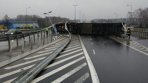 Ulica Kleeberga zablokowana. Przewrócił się tir [ZDJĘCIA]