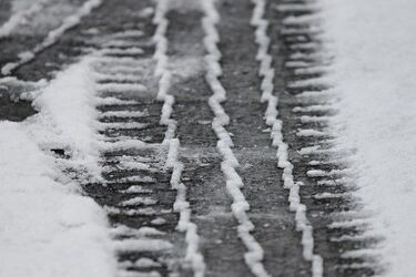 Pogorszenie warunków na drogach. Przez śnieg i wiatr