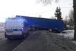 Ciężarówka blokuje drogę. Jest objazd dla osobówek