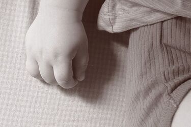 Raczkującego chłopca śmiertelnie poraził prąd. Śledczy ujawnili, co się wydarzyło