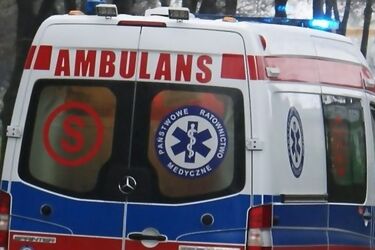 Motocyklista wjechał w ciężarówkę. Trafił do szpitala