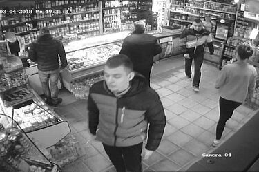 Pobili się przy sklepie, uciekli czarnym audi. Ktoś ich zna?