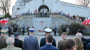 "To wydarzenie tworzy historię kraju". 8. rocznica katastrofy smoleńskiej [ZDJĘCIA]