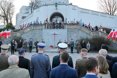 "To wydarzenie tworzy historię kraju". 8. rocznica katastrofy smoleńskiej [ZDJĘCIA]