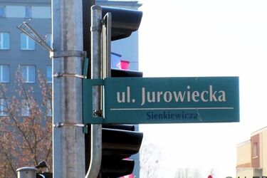 Wypadek przy Galerii Jurowieckiej. Opel aż przewrócił się na bok