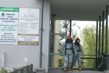 Duże niebezpieczeństwo – rozlał się kwas. Kilka osób ewakuowanych [ZDJĘCIA]