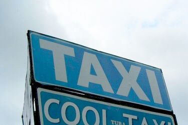 Egzamin cenniejszy od doświadczenia? Problem taksówkarzy z przedłużeniem licencji