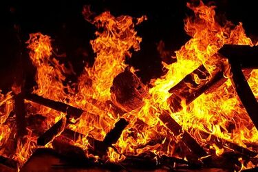 Pożar domu w Wasilkowie. Na miejscu wciąż pracują strażacy