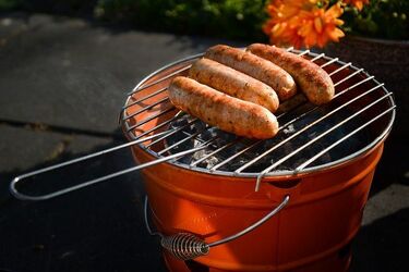 Dwie Twarze: Majówka dla wybranych [FELIETON]