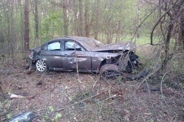 Uderzyli w drzewo. Droga jest zablokowana