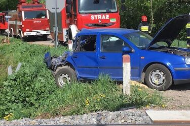 Samochód nie zatrzymał się na przejeździe kolejowym. Dwoje dzieci w szpitalu