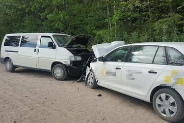 Wypadek na leśnej drodze. Kobieta i dwoje dzieci w szpitalu