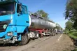 Na drodze leży cysterna z mlekiem. Kierowca chciał ominąć sarny