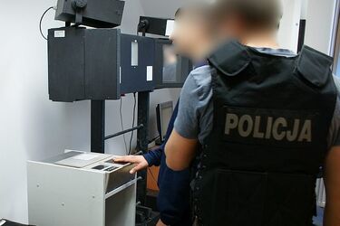 Rzucił się na 5 osób z nożem. 21-latek zatrzymany