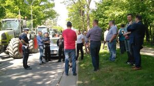 Wzięli ciągniki i przyjechali protestować. Policja nie wpuściła ich pod urząd