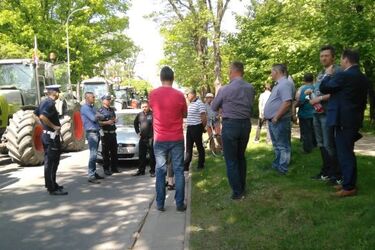 Wzięli ciągniki i przyjechali protestować. Policja nie wpuściła ich pod urząd