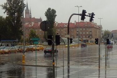 Czarne chmury nad miastem. Może popadać