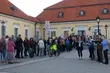 Różowa guma do żucia na rynku. Do muzeów ustawiały się kolejki